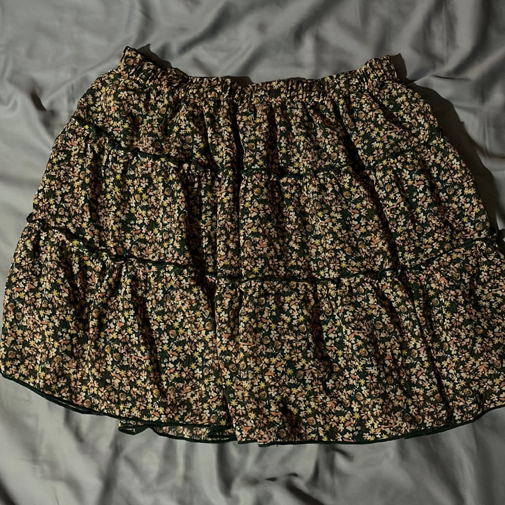 Green floral skirt. high rise.